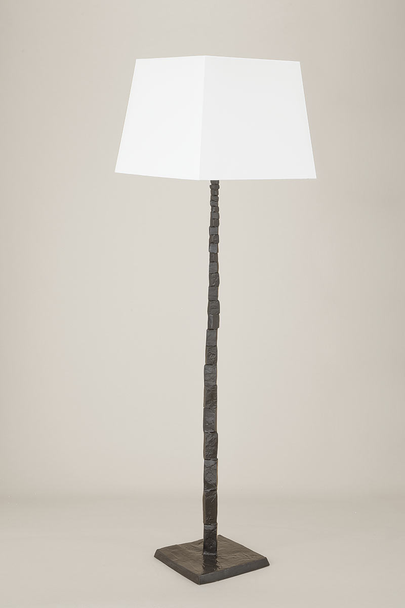 objet-insolite-fragile-lampadaire-bronze-patine-Decoris-Interior_Design-Zurich.jpg